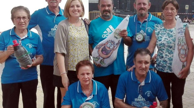 Ganadores del Torneo de Petanca posan con la concejala Matilde Ramiro