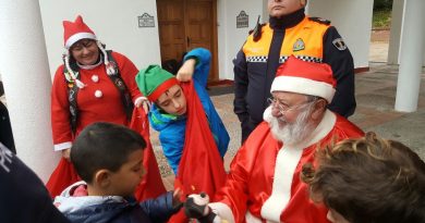 Un voluntario de esta cabalgata motera entrega juguetes