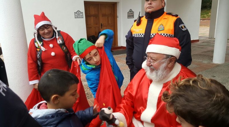 Un voluntario de esta cabalgata motera entrega juguetes