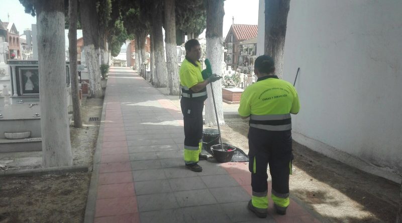 En la foto (de frente), el nuevo técnico del cementerio de Vegas del Genil