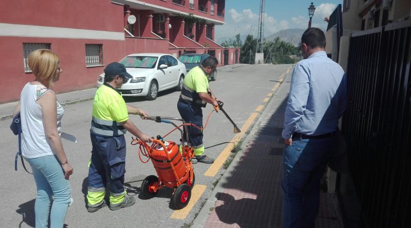 Vegas del Genil planta cara a las malas hierbas de las aceras