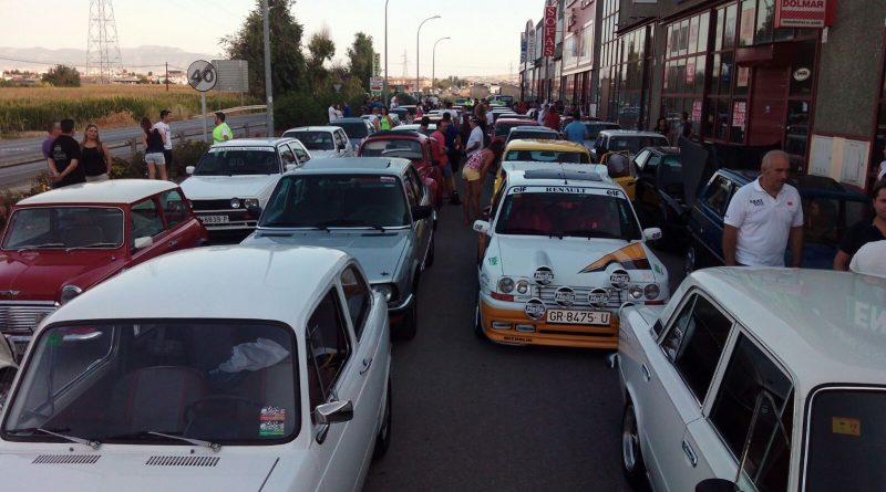 Un centenar de coches clásicos, algunos con medio siglo, participan en la VIII Ruta Nocturna Clasicoche