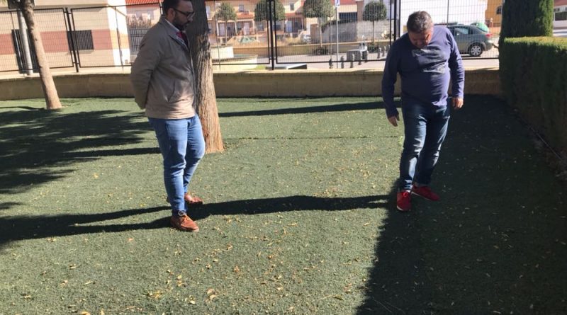 Vegas del Genil instalará en sus parques el césped artificial que quitó de su campo de fútbol