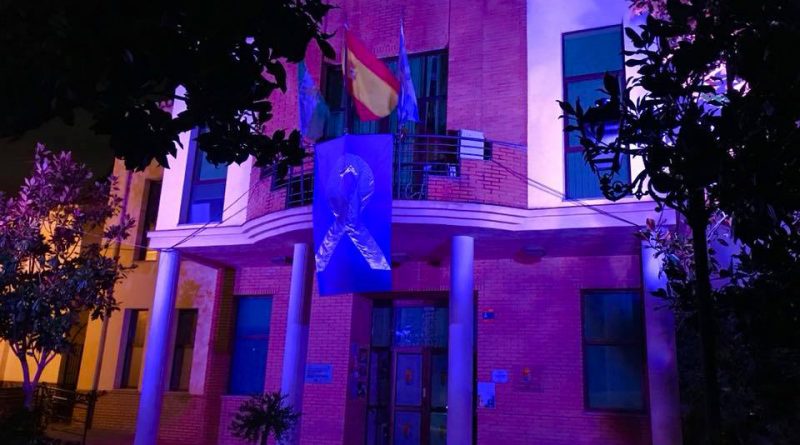 Vegas del Genil ilumina la fachada de su Ayuntamiento con el color morado de la Igualdad con motivo de la huelga del 8M